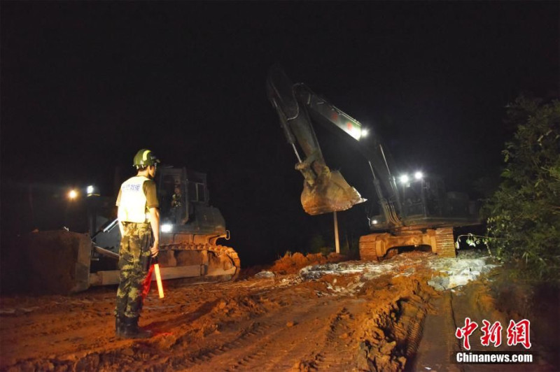 中國武警日以繼夜施工，填補洪災潰堤。   圖 : 翻攝自中新網