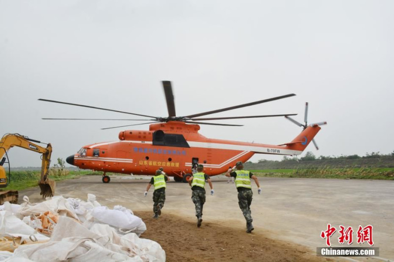 中國洪災湖北陽新出現潰堤，官方出動直升機參與救援工作。   圖 : 翻攝自中新網