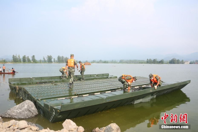 中國洪災湖北陽新出現潰堤，軍方的重機械也被動員到現場。   圖 : 翻攝自中新網