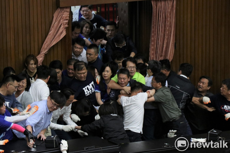 國民黨立院總召林為洲遭拉扯，最後被運出議場。   圖：謝孟華/攝