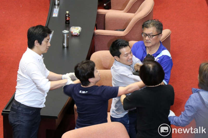 民進黨立委何志偉手中握有表決卡，引發藍營立委不滿。   圖：謝孟華/攝
