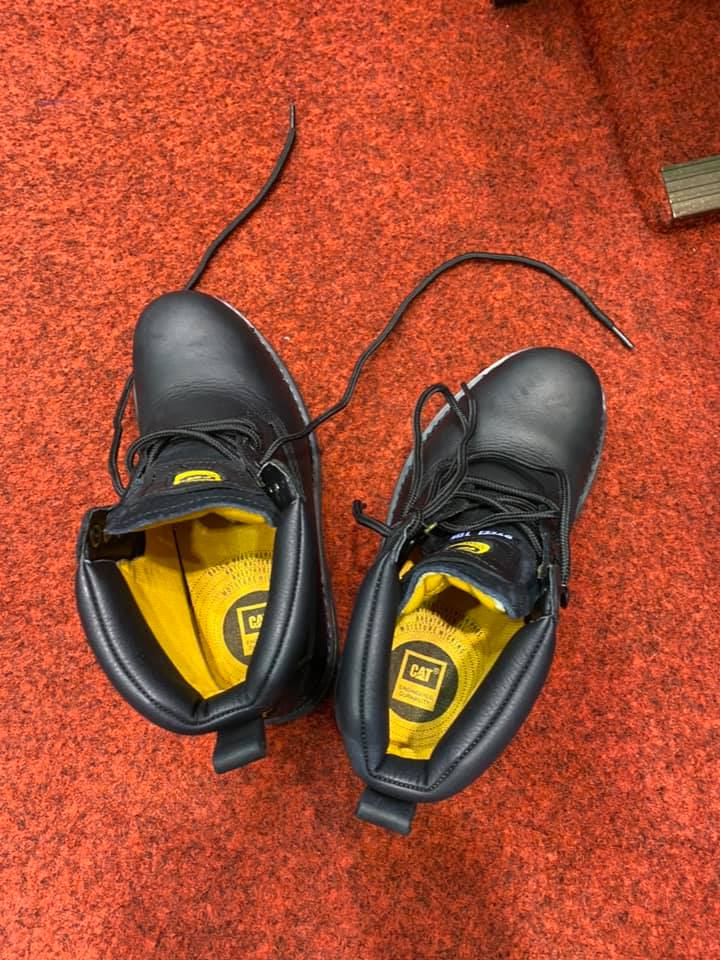 羅致政在臉書貼出陳玉珍穿的鋼鞋。   圖：翻攝羅致政臉書