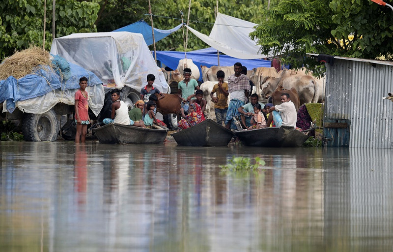 季風洪水淹沒印度人口稠密的東部省分大片地區，迫使逾百萬人湧入臨時庇護所。   圖：達志影像/美聯社