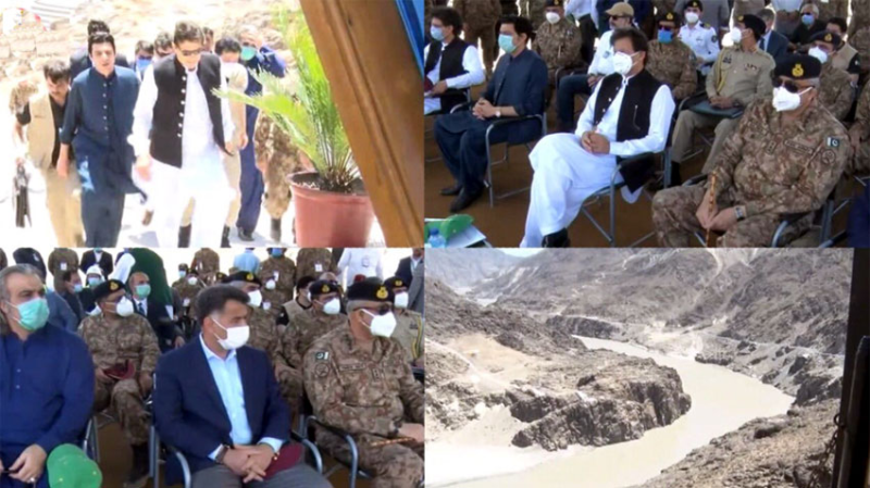 巴基斯坦總理伊姆蘭汗（穿白衣黑背心者）15日參加迪亞莫爾—帕沙大壩工程啟用典禮，該壩位於有主權爭議的喀什米爾地區。   圖：翻攝自巴基斯坦武裝組織推特