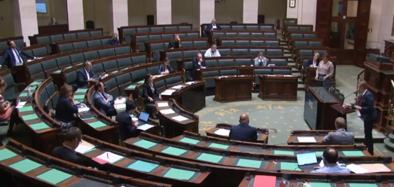 比利時眾議院共有150位眾議員表決友台決議案，初步統計130票同意、0票反對、13票棄權，以壓倒性通過。   圖：翻攝Els Van Hoof推特