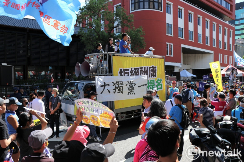 藍營支持者聚集立法院外，抗議監察院人事案。   圖：謝孟華/攝