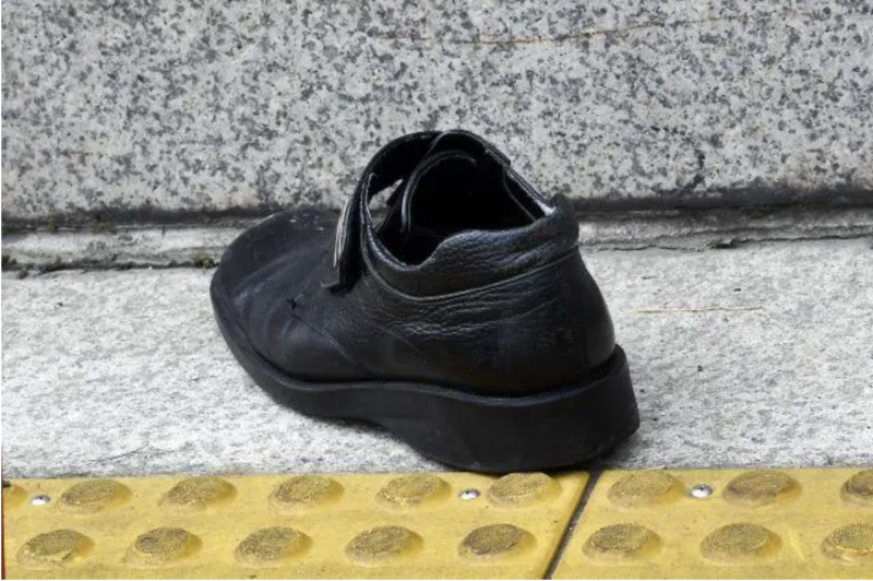 南韓總統文在寅遭抗議民眾扔鞋子。   圖：擷取自環球網