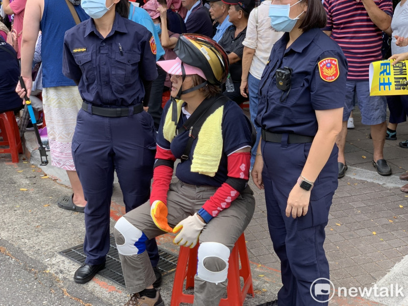 國民黨支持者在舞台上跳下來,腳造成脫臼,緊急送醫治療中。 圖:羅國嘉/攝