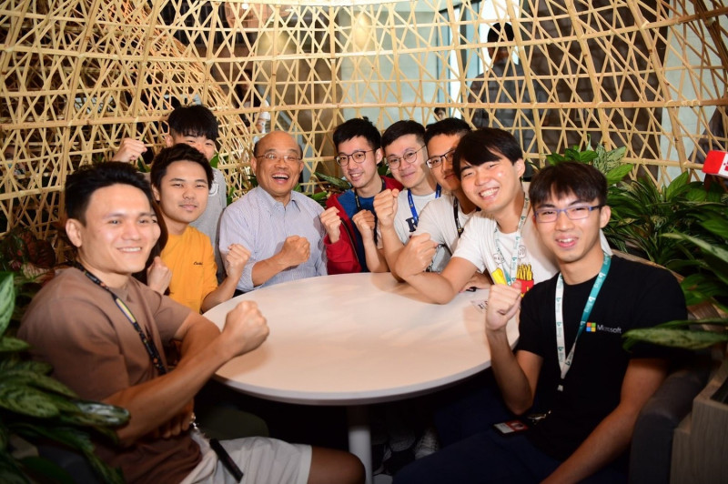 行政院長蘇貞昌今（17）天參訪台灣微軟公司。   圖：行政院提供