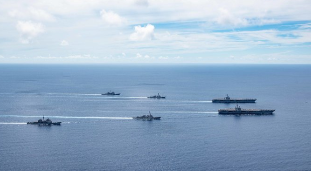 美國海軍兩艘航空母艦在南海恢復演習，是這個月以來，大型軍艦在有爭議的海域第二次進行聯合演練。   圖：翻攝自推特