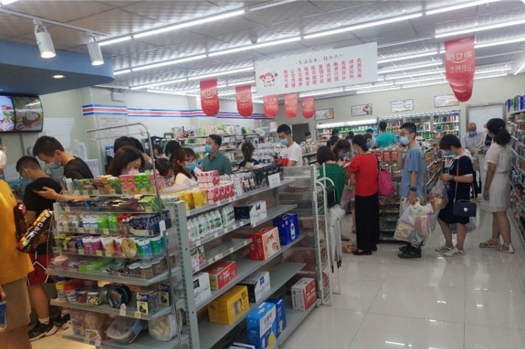 新疆下令實施高度封閉管理，超市湧現購買人潮。   圖:擷取自baidu