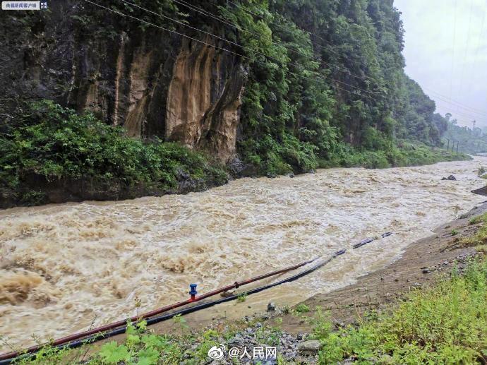 中國水利部預測今明兩天長江上游會迎來新的一波洪水。   圖：翻攝微博