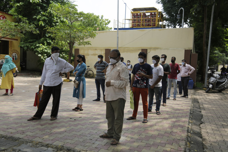 印度民眾保持社交距離排隊至衛生所檢測武漢肺炎。   圖片來源：達志影像/美聯社