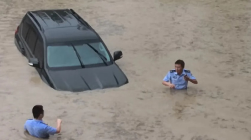 倒灌的河水致使沿河公路被淹，車輛受阻、人員被困。   圖：翻攝四川觀察網站
