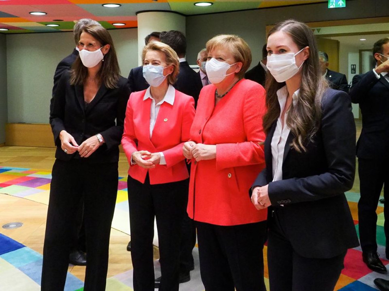 歐盟各國領袖齊戴口罩參加高峰會，設法就7500億歐元（約新台幣25兆元）的振興經濟方案取得共識。   圖/翻攝自European Commission臉書粉專