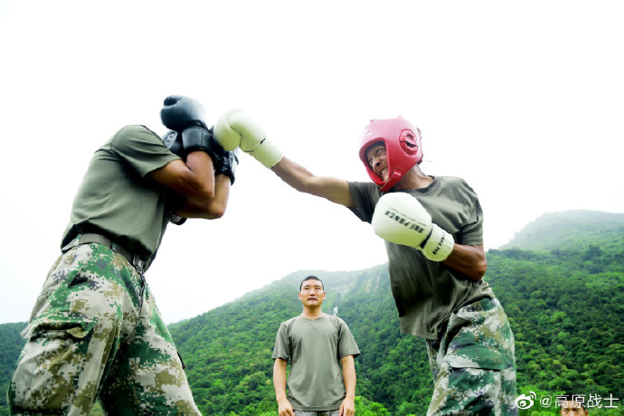 西藏軍區的訓練瞄準實戰應用。   圖：取自高原戰士微博