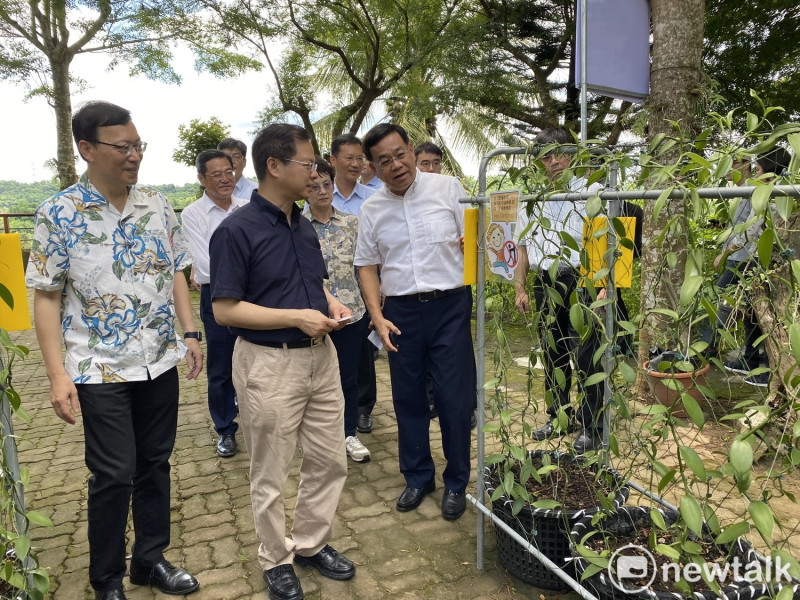 國發會主委龔明鑫抵達山上區蘭科植物園，體驗計畫研發成果。   圖：台南市政府提供