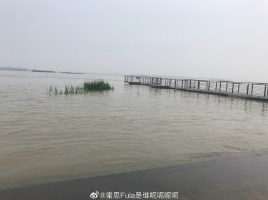 長江南京站水位於上午7時50分，漲到10.26公尺。   圖：翻攝自微博