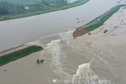 長江流域一帶成一片汪洋   圖：翻攝自人民日報