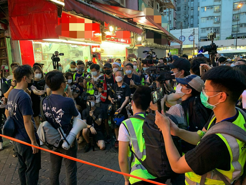 香港元朗721襲擊事件屆滿1年，反對派（左起）戴上口罩19日發起遊行，採訪媒體也戴有口罩，最後有4區議員遭到港警逮捕。   圖：翻攝自香港警察臉書