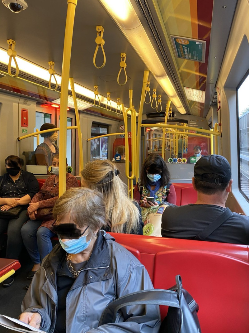 奧地利捷運乘客日前都戴上口罩   圖:擷取自twitter