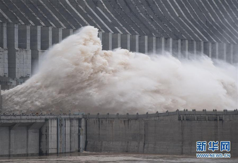 中國專家稱三峽大壩能抵禦「核武」，假如原子彈直接命中大壩，也只會炸出一個大缺口，不可能發生毀滅性潰壩。圖為三峽大壩洩洪。   圖：翻攝新華網