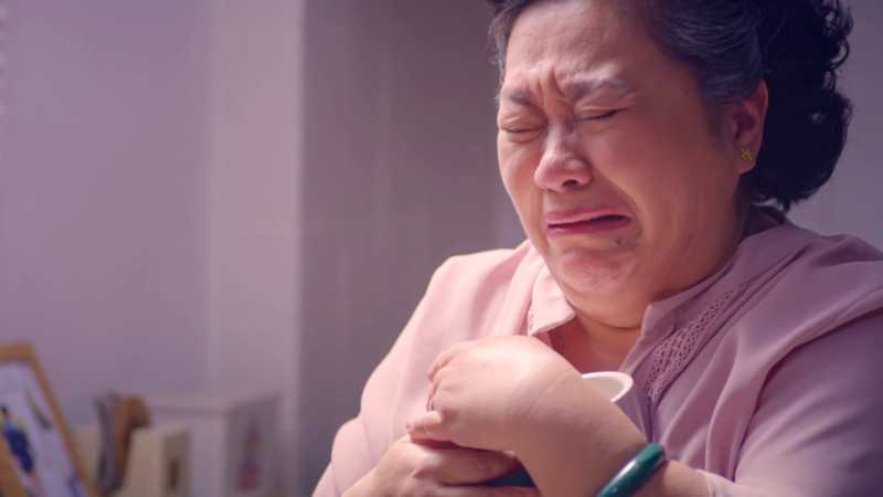 鍾欣凌在《我的婆婆怎麼那麼可愛》中，抱著過世的小兒子許孟哲準備的杯子痛哭。   圖：公視/提供