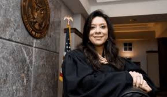 美國聯邦法官薩拉絲 (Esther Salas)，在家中遭遇槍擊。   圖：翻攝自wikibiouk.com。