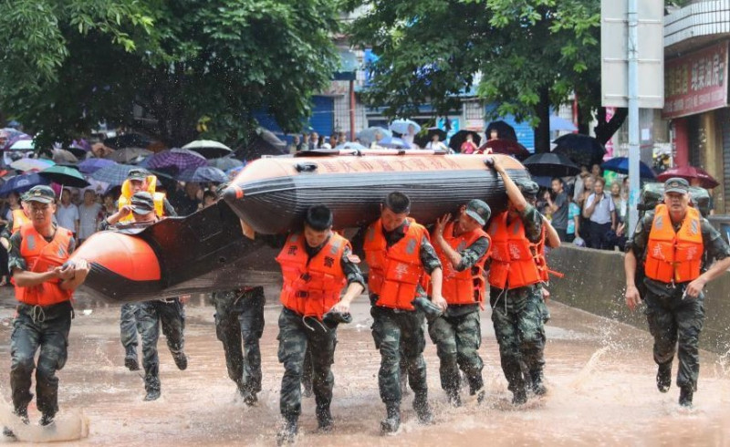 重慶市淹水情況慘重，官方派出搜救隊前往市區進行救援行動。   圖：翻攝自中新網