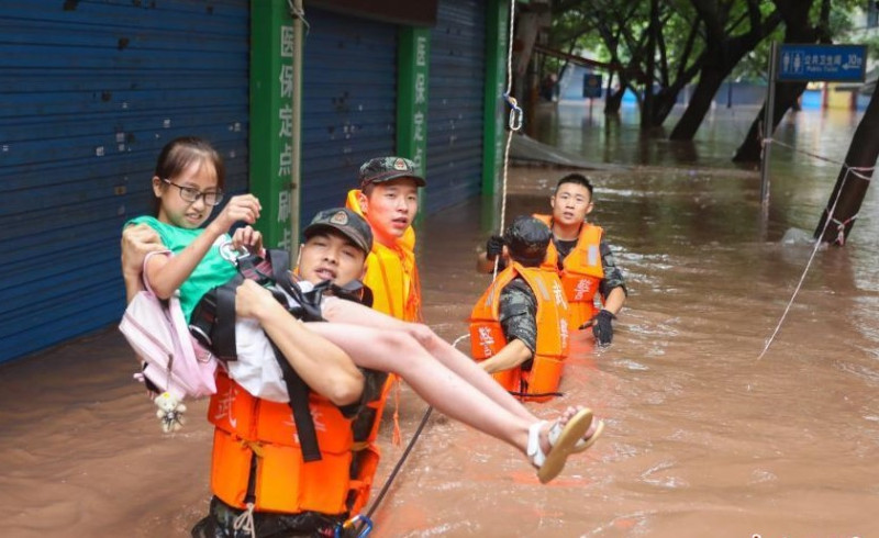 中國官媒為了吸引讀者閱讀，竟然將洪水「擬人化」成小孩，用「裝可愛」的方式報導。   圖：翻攝中新網