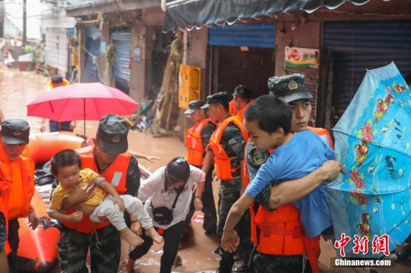 救援團隊全力幫助受災民眾撤離災區。   圖：翻攝自中新網