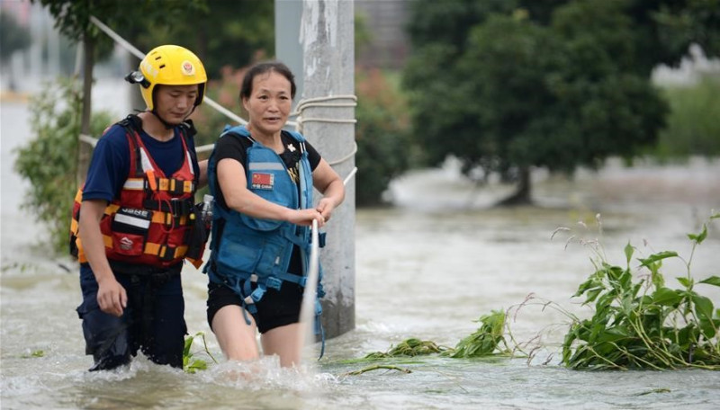 安徽六安市固鎮鎮已經被大水圍困，僅能使用皮艇進入，附近的武警、消防、救援隊均投入救援工作。   圖：翻攝自新華網