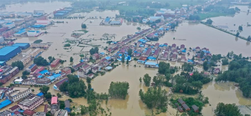 中國洪災，距離合肥市以西約100公里的六安市，自17日以來連日大暴雨，引起安徽多條河流水位暴漲，多地出現險峻情勢。   圖：翻攝自新華網