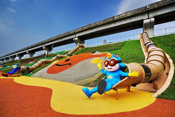 新北市府以「台灣特色動物」主題遊樂區，在大都會公園打造溜滑梯主題樂園，正有百組遊具讓小朋友大玩特玩。   圖：新北高灘地工程管理處／提供