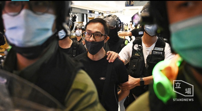 區議員周偉雄因為舉起「光復香港」的標語，被指違反國安法被捕。   圖：翻攝立場新聞臉書