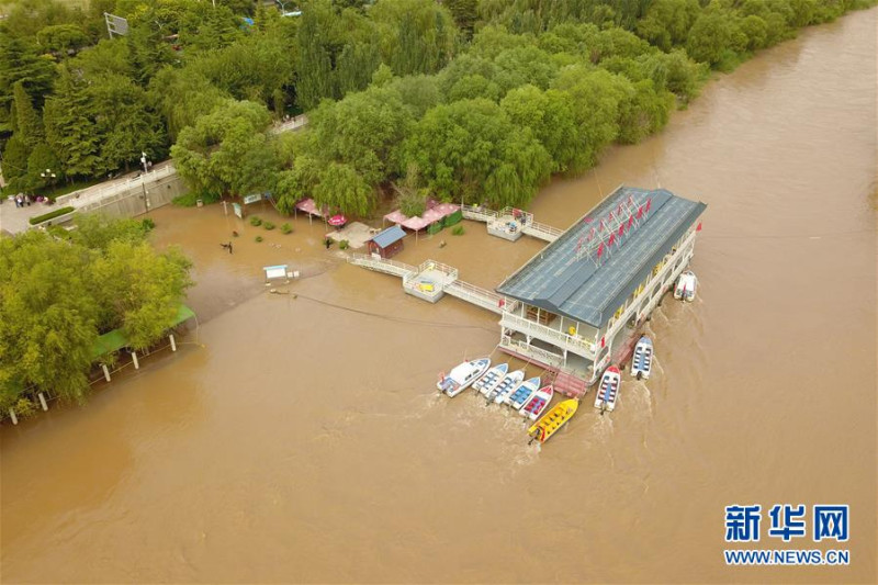中國官媒新華社記者以無人機，在蘭州市七里河區，拍到黃河邊碼頭連接部分被淹成一片汪洋。   圖：翻攝自新華網/范培珅