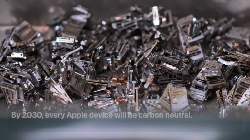 蘋果研發的機器人，能夠分解微小的模組晶片，並且回收各種金屬元素。   圖：擷取自蘋果官網