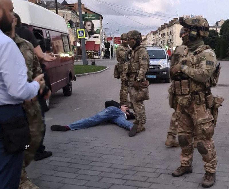 烏克蘭大巴狹持案嫌犯克立瓦許當時是以臉部朝下的姿勢被警方逮補。   圖：達志影像/美聯社