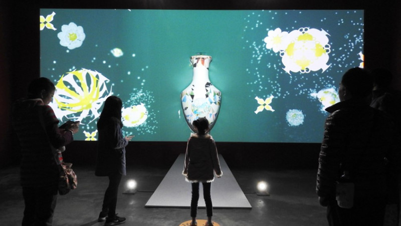 「顏色之樹」，可萃取觀眾身上服裝的色調及花樣，投影到大型陶瓶產生專屬個人的彩繪影像。    圖：鶯歌陶瓷博物館提供