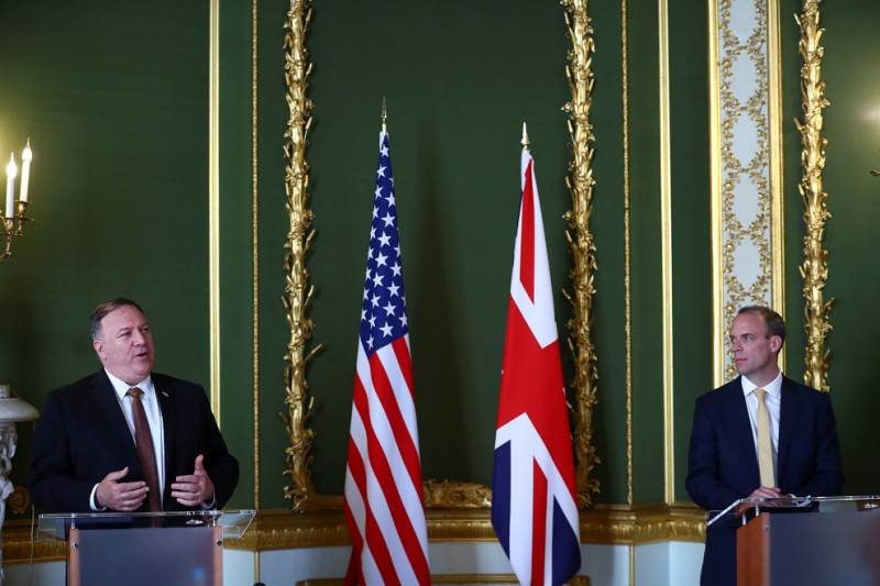 美國國務卿蓬佩奧（左）出訪英國，與外相拉布（右）會晤。   