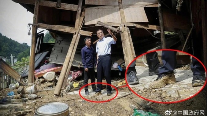 中國官方勘災影片出現只有李克強一人褲腳和鞋子沾滿泥巴、隨行人員「出污泥而不染」的怪現象。   圖：翻攝中國政府微博