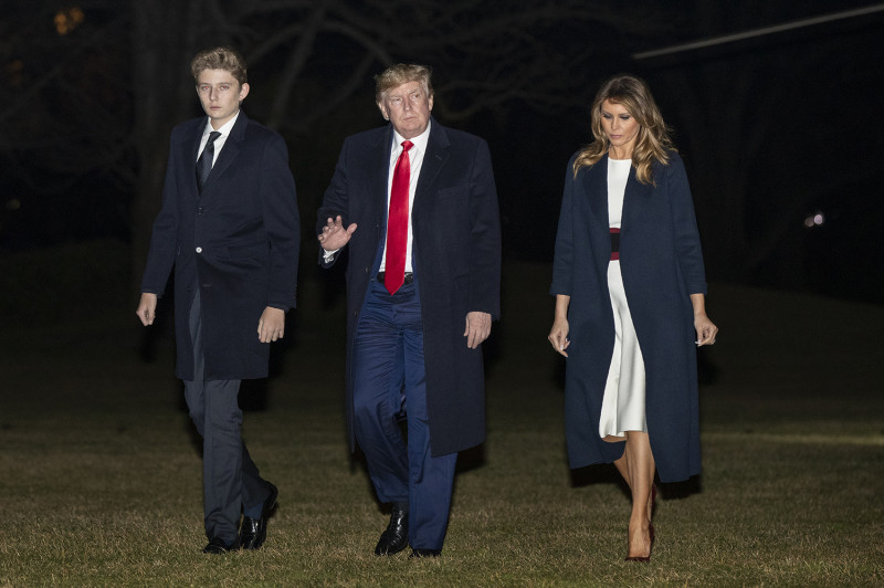 美國總統川普（中）最小的兒子巴倫（左）才14歲，已經長得比爸爸高，右為梅蘭妮亞。圖為2020年2月初，3人度假回白宮的照片。   圖：達志影像/美聯社