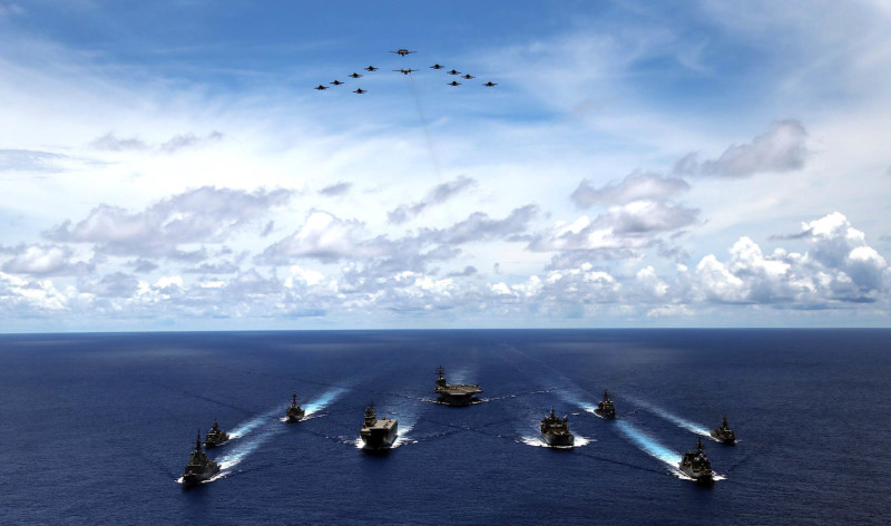 對於菲律賓海，美國會派出航空母艦羅納德．里根號  ，澳洲與日本的戰艦也會參加聯合演習。圖為日本海上自衛隊。   圖：日本國防自衛隊推特