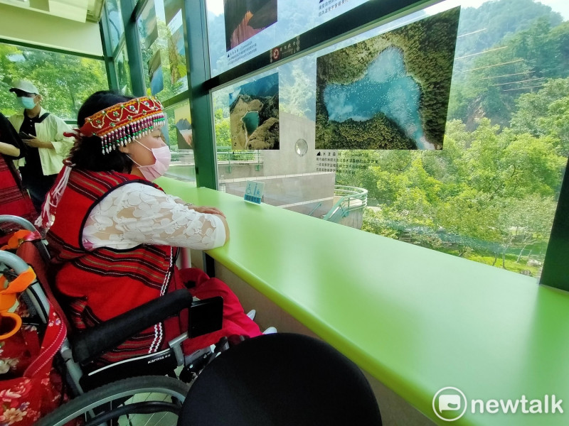 谷關遊客中心為身障者保留特別的「山景第一排」座位。   唐復年/攝