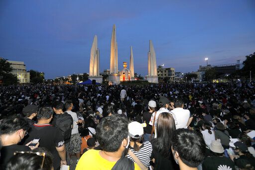 泰國學生的行動被重新點燃，國內年輕人為違抗軍方支持的政府，上街呼籲首相占奧差辭職。   圖：達志影像／美聯社