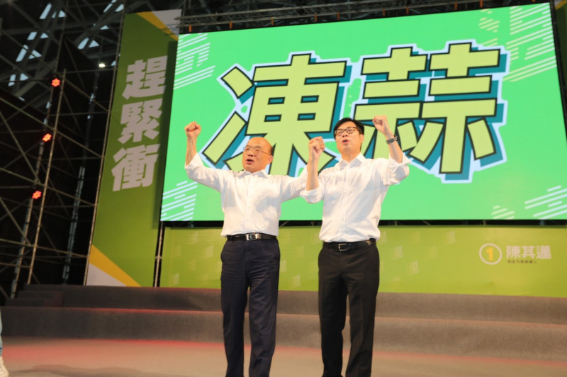蘇貞昌(左)拉著陳其邁的手高喊凍蒜。   圖：陳其邁競辦/提供