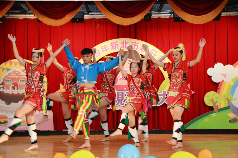 丹鳳高中吼嗨泱舞蹈團在父親節表揚活動演出原住民舞蹈。   圖：新莊區公所提供