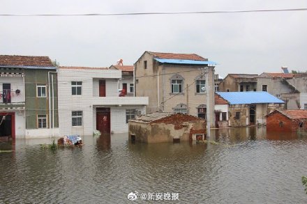中國水患持續肆虐，洪水包圍多處民宅。   圖：翻攝新安晚報