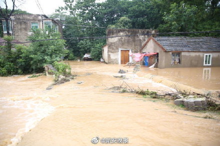 安徽民宅皆被大水淹沒。   圖：翻攝自新安晚報