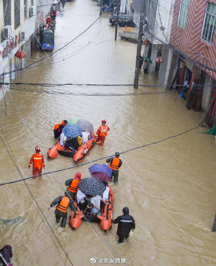 救難人員救援被水圍困的民眾。   圖：翻攝自新安晚報
